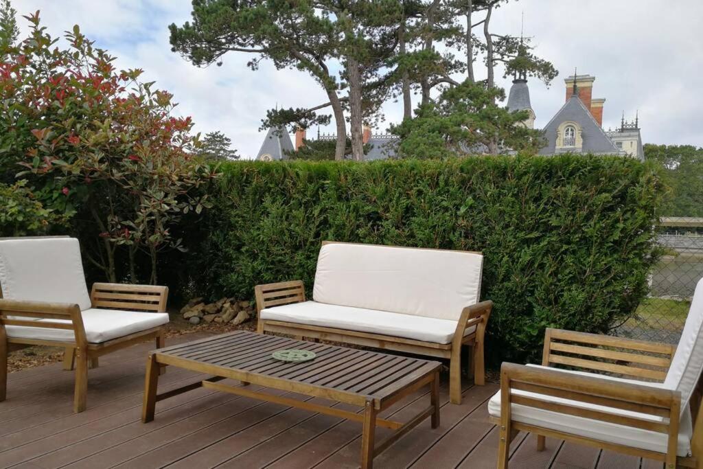 Les Ecuries Du Chateau Commes Exterior photo